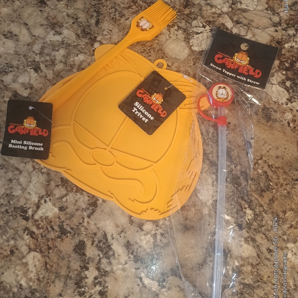 Garfield kitchen set includes mini silicone basting brush silicone hot pad Straw